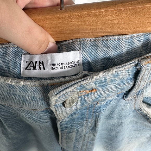 Zara Light Wash Straight Leg Jeans. Size 8. Distressed. - Picture 3 of 3